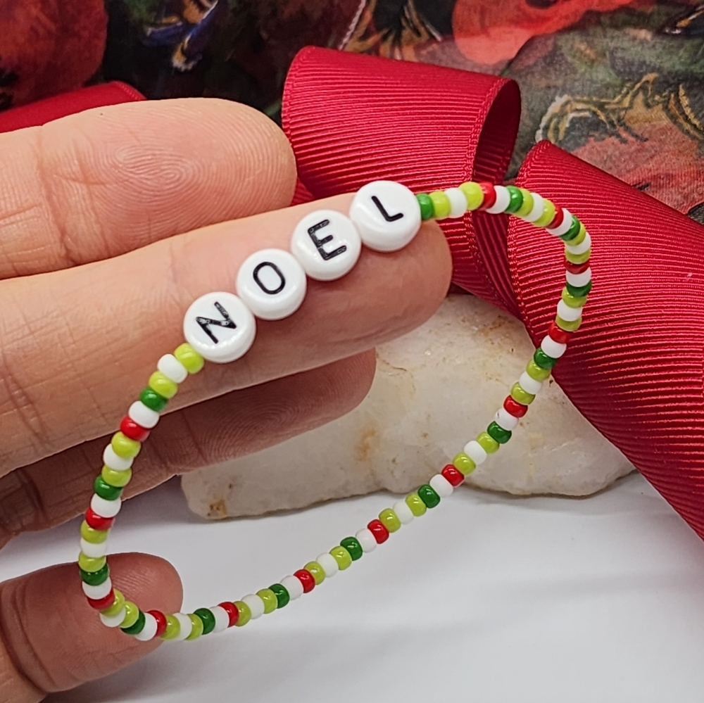 Noel Bracelet Stretchy Size 7 Green/Red/White Beaded Christmas Gift
